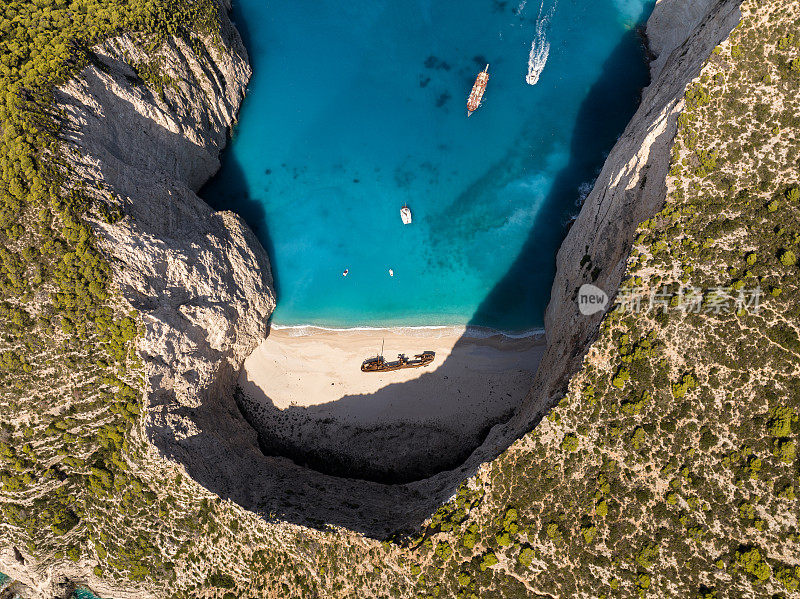 希腊扎金索斯岛纳瓦吉奥海滩的空中无人机视图。沉船海滩或Agios Georgios。是希腊爱奥尼亚群岛的一个裸露的小海湾。希腊扎金索斯岛海滩上的沉船。